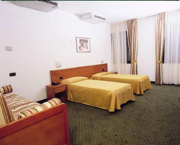 Hotel Serenella Gazzaniga ห้อง รูปภาพ